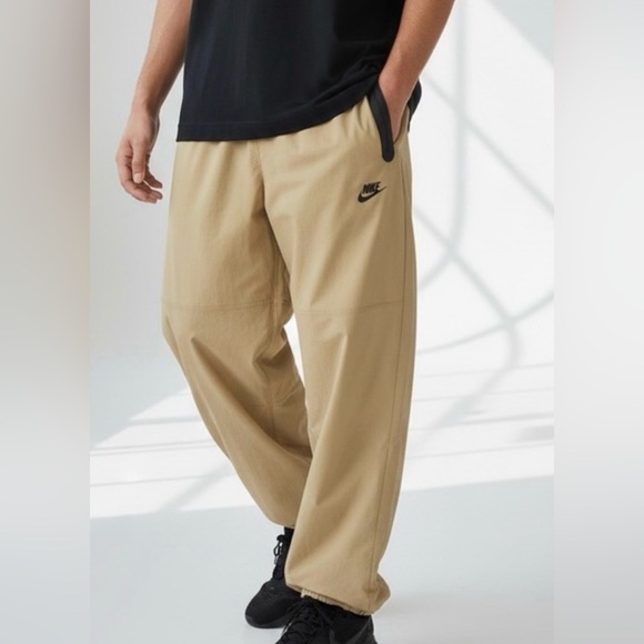 Nike Tech Men's woven Oversized straight leg Pants Beige size small HM7158-297
